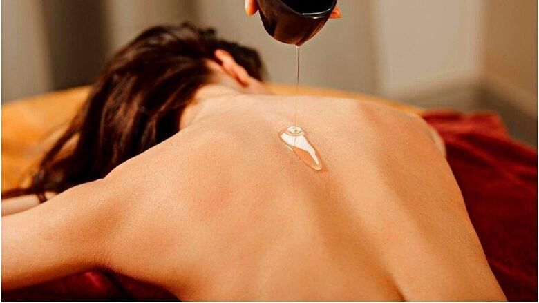 The linseed oil massage helps you lose weight and makes your skin tighter. 
