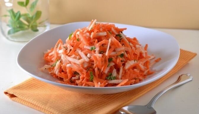 Diet carrot-apple salad supplies the body of a person who is losing weight with vitamins